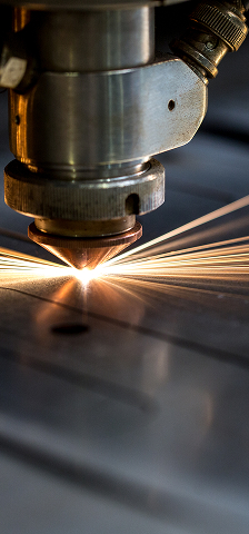 rezanie-metalla-iskry-letaut-ot-lazera